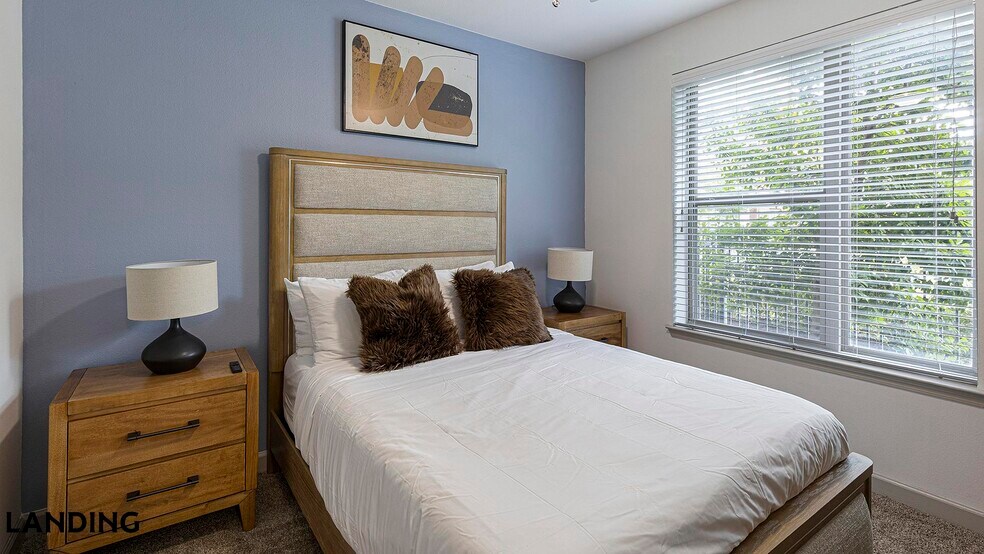 Building Photo - 2800 NE Green Oaks Blvd