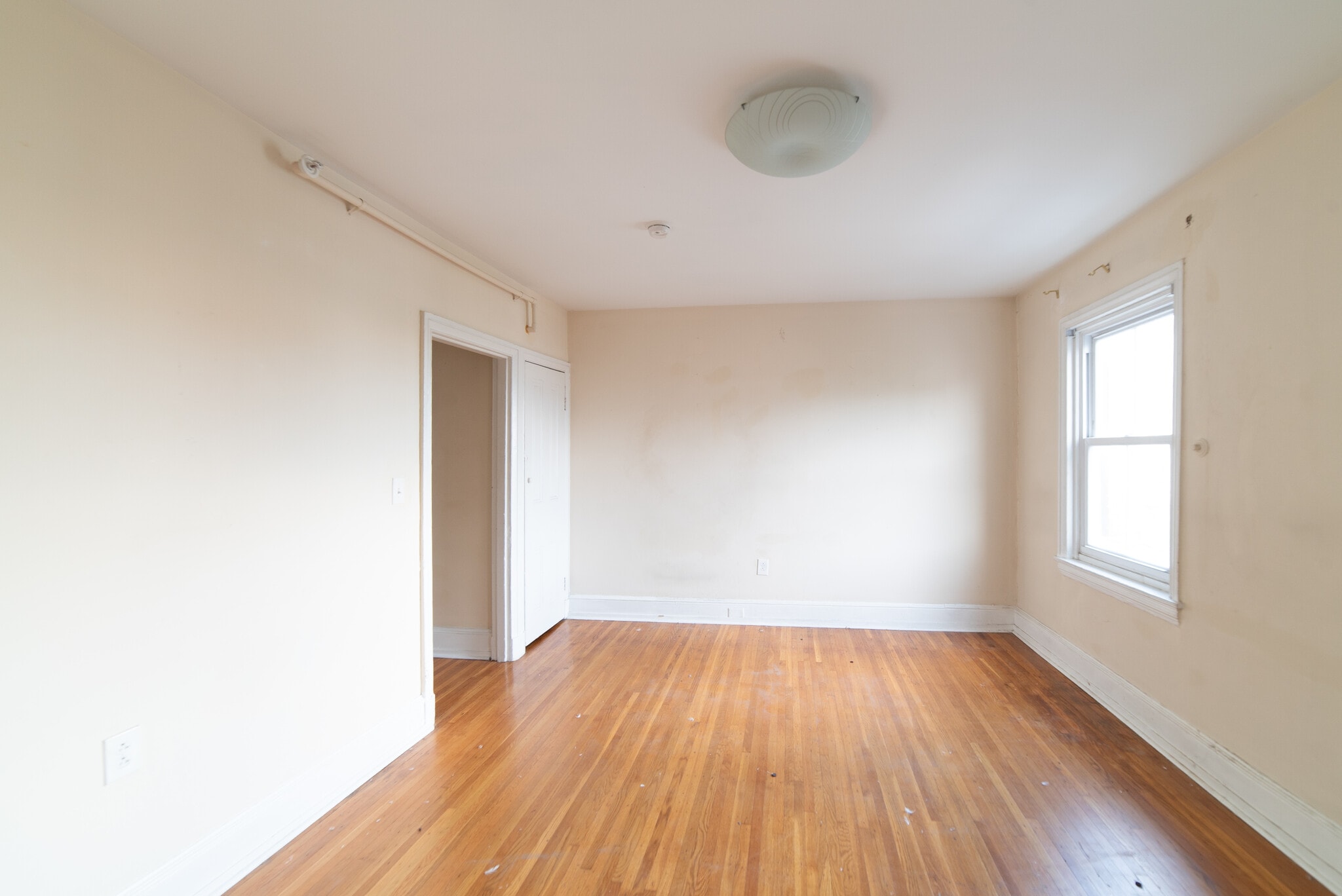 Living / Dining Room - 988 N 5th St