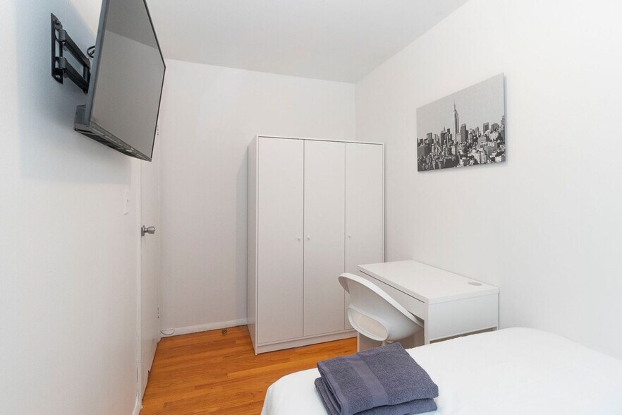 Building Photo - 304e E 95th St