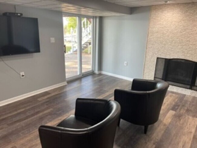 Building Photo - Lake Oakland Lakefront Home - 3 Bedroom 2 ...