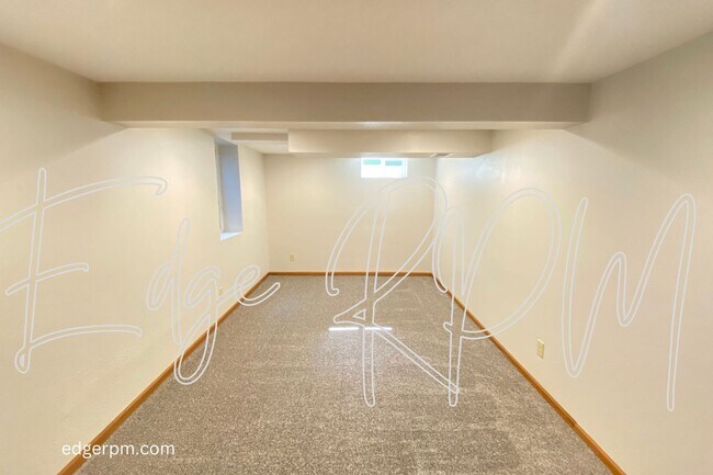 Building Photo - 3 BEDROOM 2 BATH DUPLEX Short Term Leasing!
