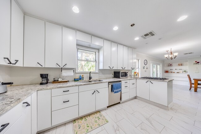 Building Photo - 2519 Lazy Lake Dr