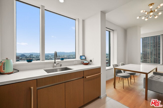 Building Photo - 889 Francisco St