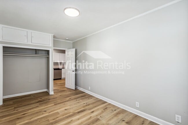 Building Photo - 648 N Glendale St