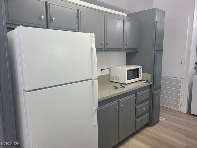 Building Photo - 1060 S Bunch St