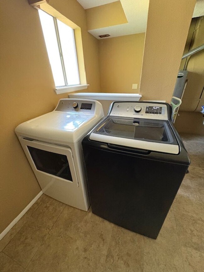 Building Photo - Fantastic 3 bed 2 bath home in Centennial ...