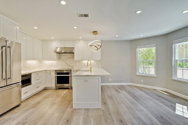 Building Photo - Beautiful and spacious 3 bedroom 2.5 bath ...