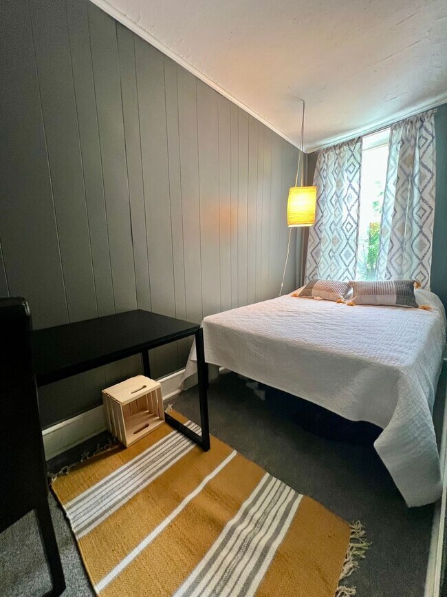 Building Photo - Stunning 2-Bedroom Townhouse in Manayunk! Available NOW!