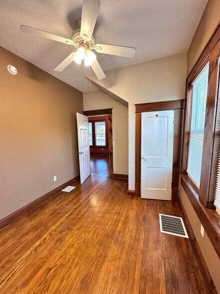 Building Photo - 923 E Hillcrest Dr