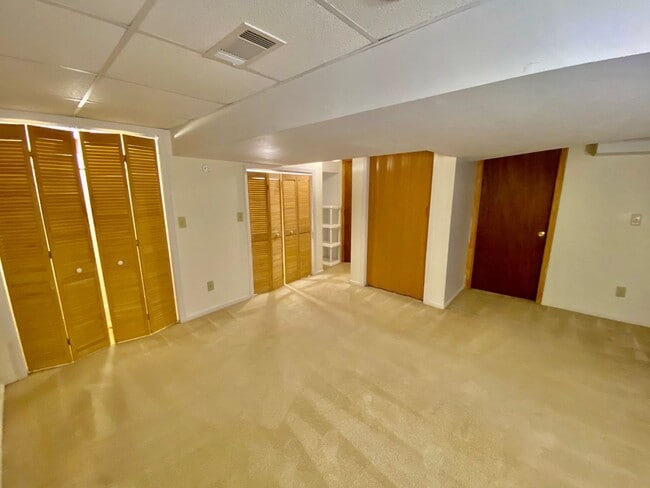 Building Photo - South AVL - Spacious 1/1 Apt with Sunroom!