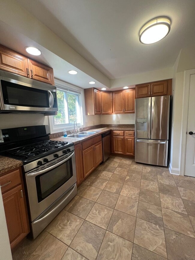 Building Photo - 3 Bed, 1.5 Bath Near U of R, Strong & Coll...