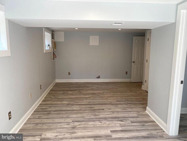 Building Photo - 5617 Eastbourne Dr