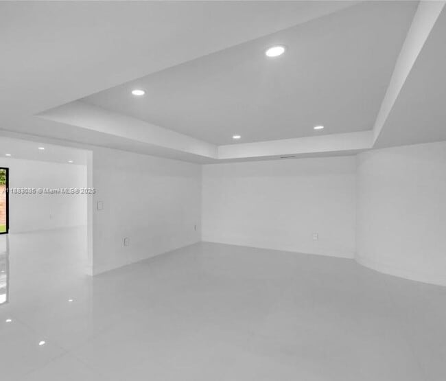 Building Photo - 406 Holiday Dr