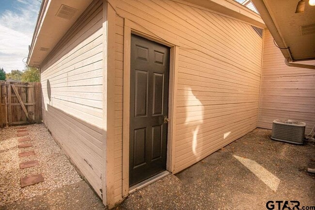 Building Photo - 5903 Hollytree Dr