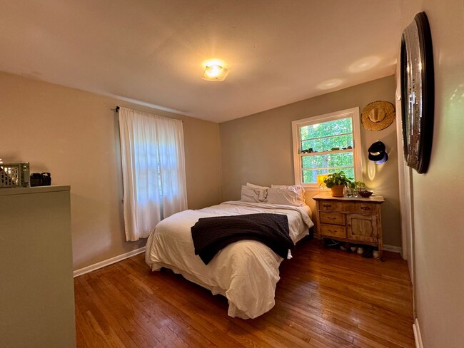 Building Photo - Charming Ranch in Carrboro with Beautiful ...