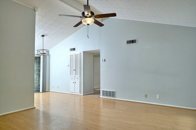 Building Photo - Cute 2 Bedroom 2 Bath Condo close to Medic...