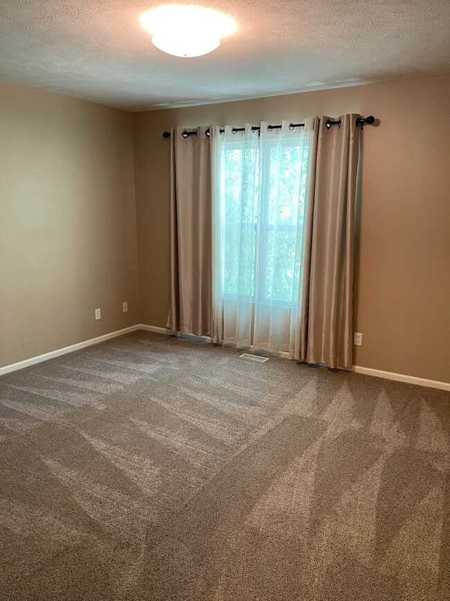 Building Photo - Beautiful 4 bed 2.5 bath 3000+sq ft