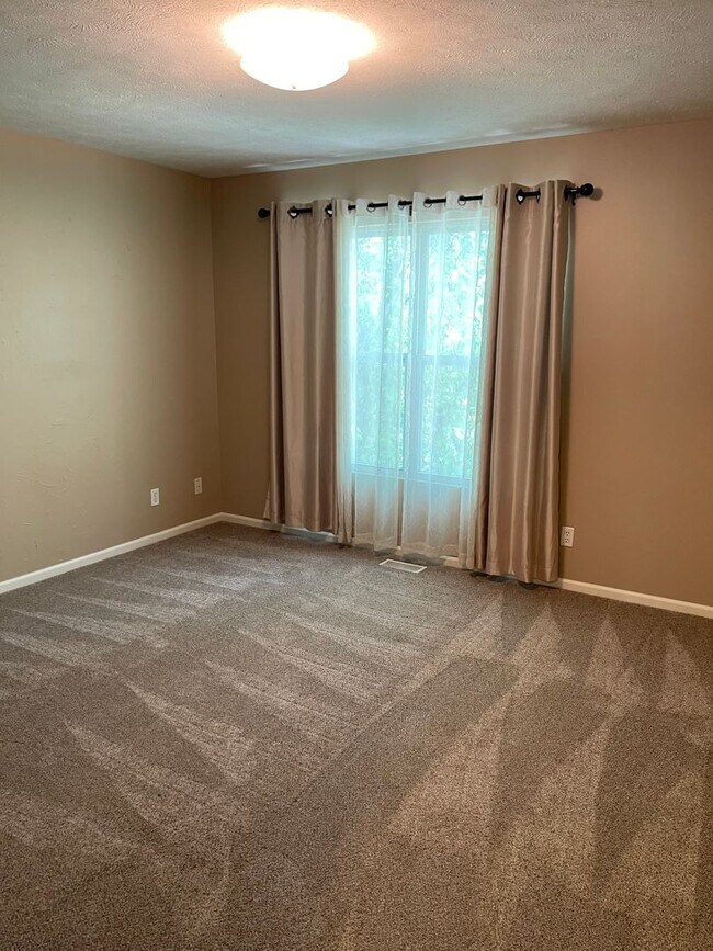 Building Photo - Move-in special. Beautiful 4 bed 2.5 bath 3000+sq ft