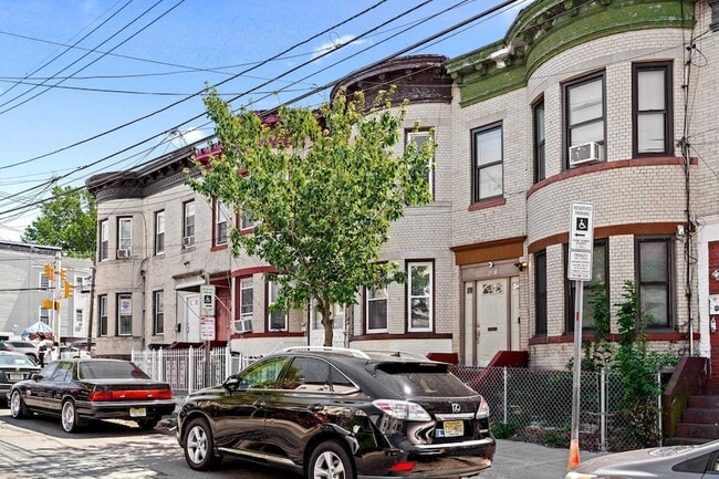 Building Photo - 61 Clendenny Ave