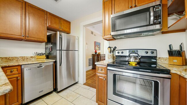 Building Photo - 14 Sanchez Ave