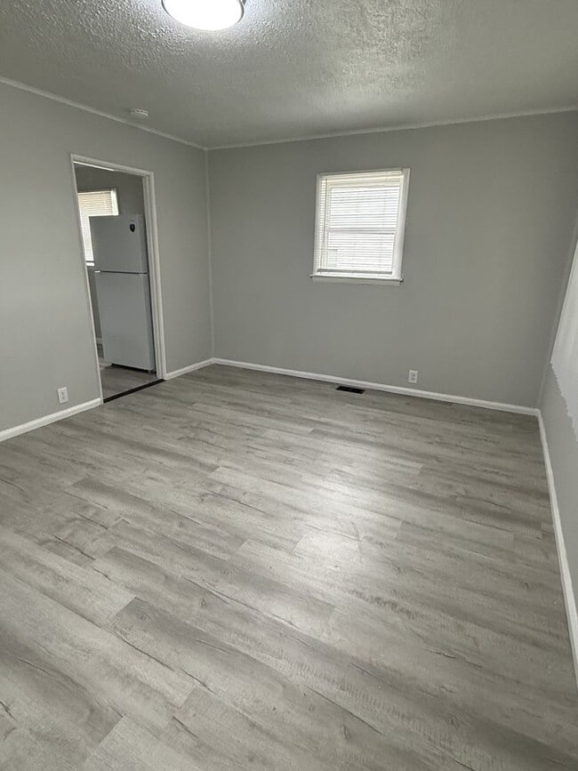 Building Photo - CUTE! Renovated 2 Bedroom, 1 Bath Home