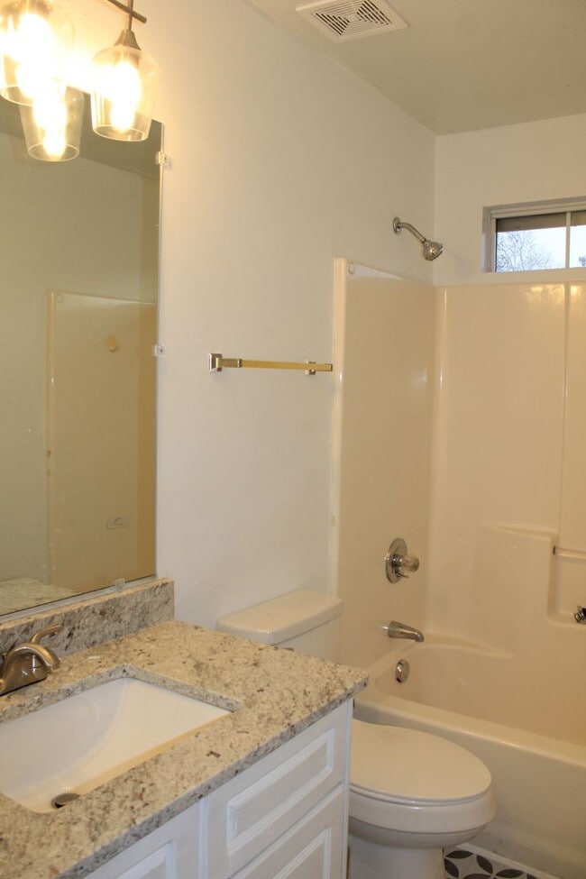 Building Photo - 3 Bedroom 2 Bath W/Bonus South Augusta!