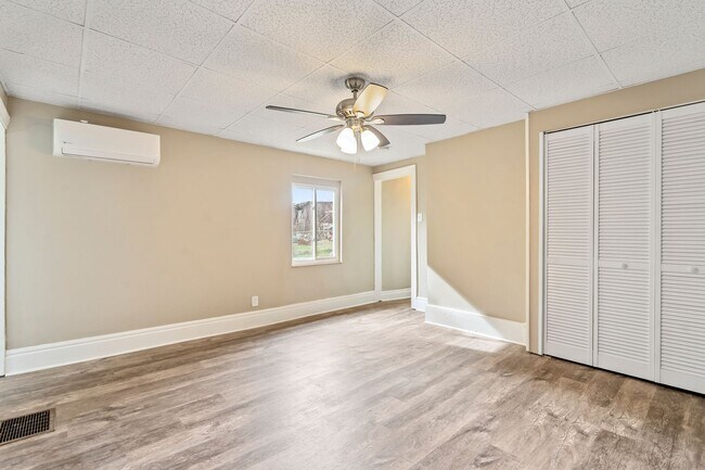 Building Photo - Nicely Renovated 1 Bed, 1 Bath Apartment in Greenfield - In-unit Laundry, Quiet Street - Availabl...