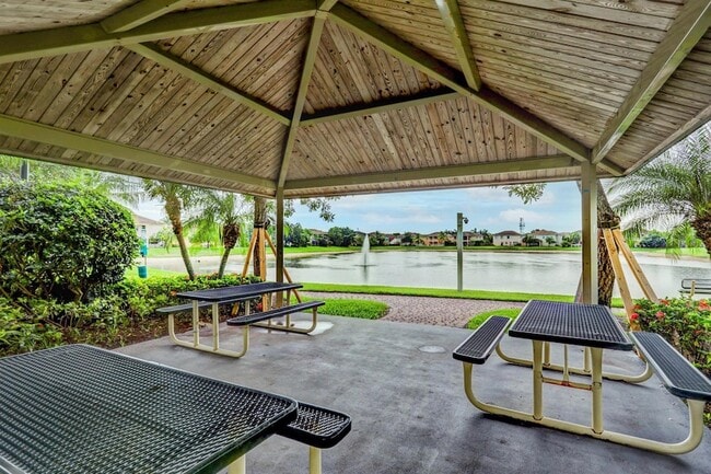 Building Photo - 748 Cresta Cir