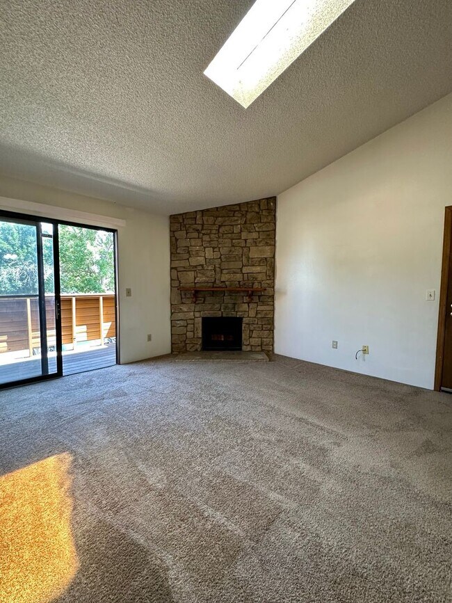Building Photo - Spacious and Bright Top-Floor Apartment wi...