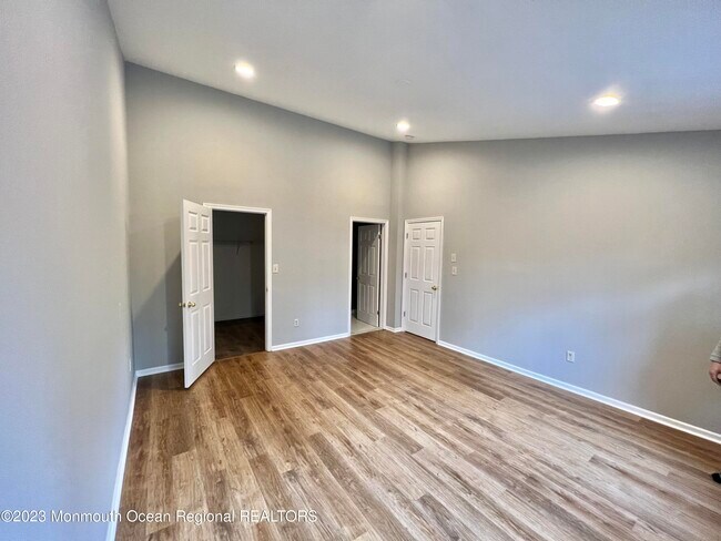 Building Photo - 833 Mariposa Ct