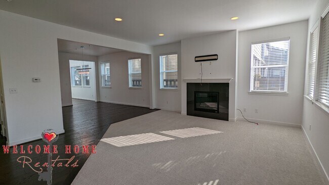 Building Photo - Beautiful open floorplan with FOUR large bedrooms and a cute office!!  AIR CONDITIONING!!!  NEW C...