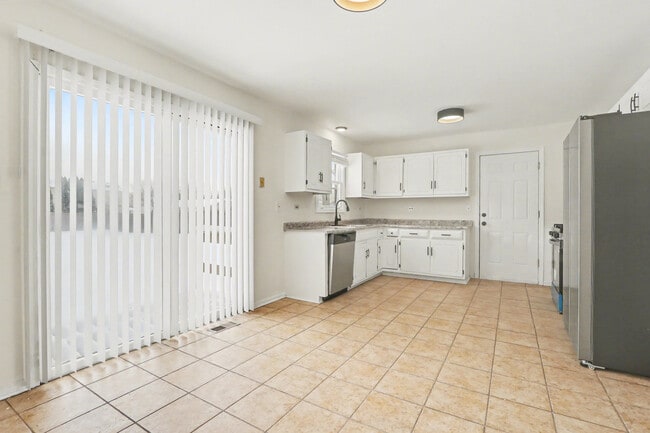 Building Photo - 2600 John Bourg Dr