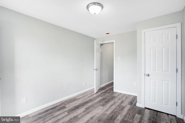 Building Photo - 565 Line St