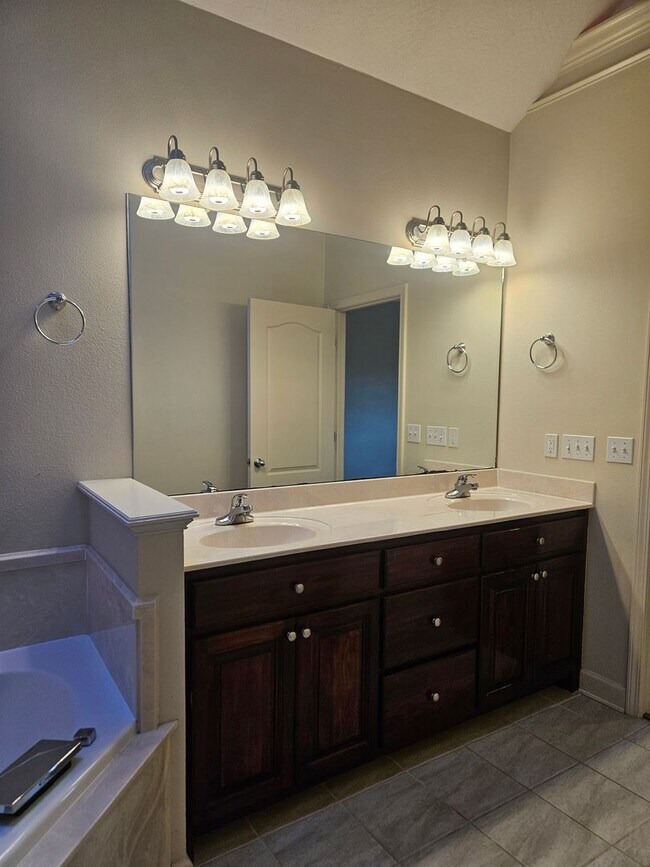 Building Photo - Stunning Executive Custom Built Home with Elite Appliances