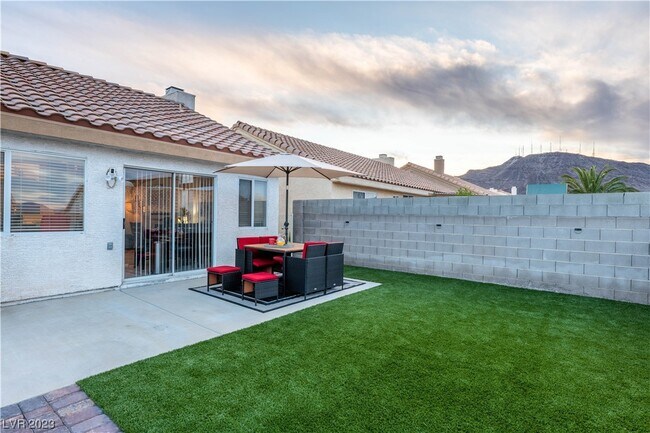 Building Photo - 131 E Tamarack Dr