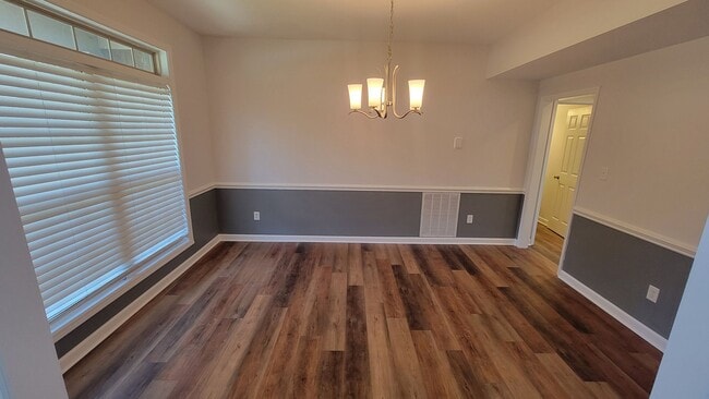 Building Photo - The 5 Bedroom You've Been Looking For!!