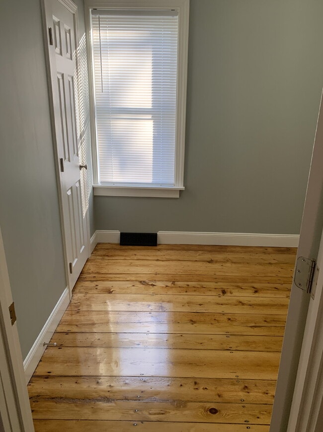 Building Photo - 1ST FLOOR!  3-bedroom unit located on a quiet dead-end street!