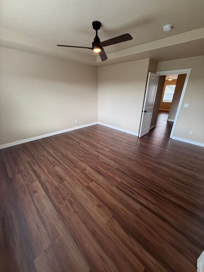 Building Photo - Must See 4 Bedroom!