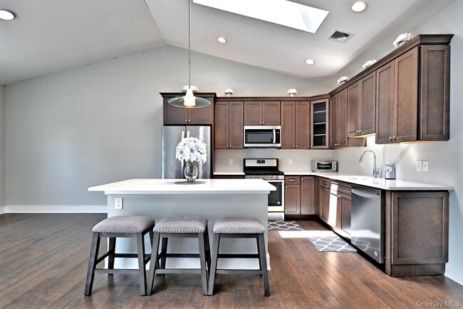 Building Photo - 44 Fox Hill Dr
