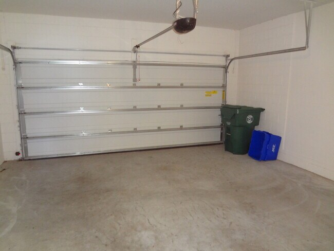 Building Photo - Beautiful 3BR Home in Mallory Square, Lawn Care Included