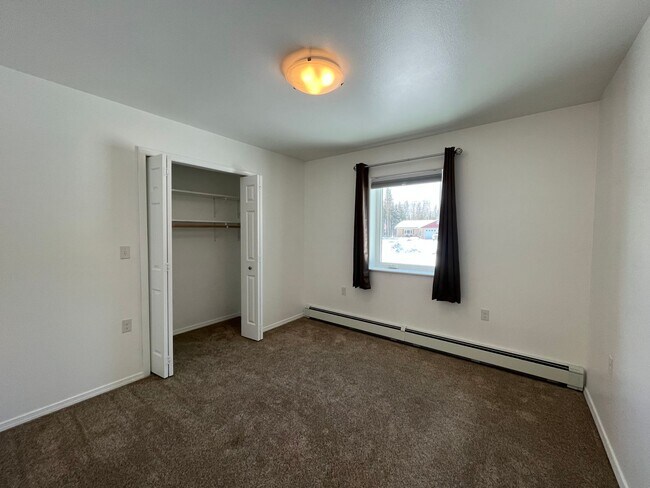Building Photo - Newer, energy efficient, pet friendly home...