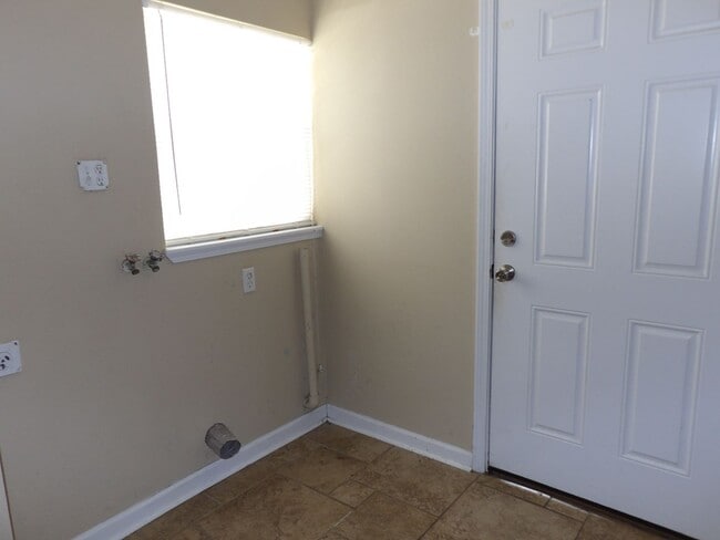 Building Photo - Orange City 3 Bedrooms 2 Bath 900 SQ FT Call Carole Arcaro 386-216-4900