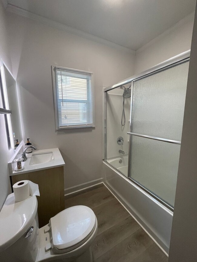 Building Photo - 2 bedroom, 1 bathroom home located in the ...