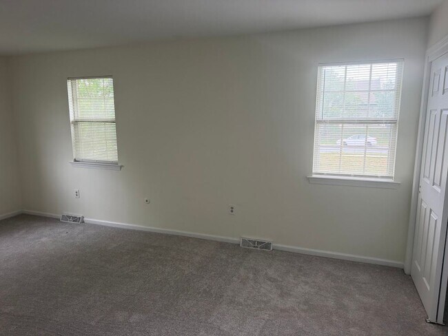 Building Photo - 3 Bedroom Townhouse Wilson School District