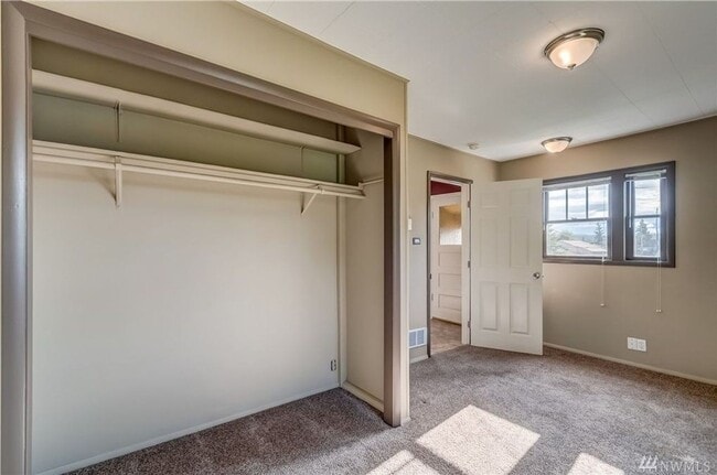 Building Photo - Pre-leasing September - 4bd/2bath