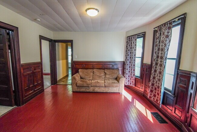 Building Photo - 74 Woodside Ave