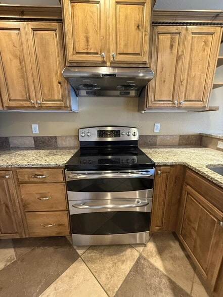 Building Photo - 1390 Stoneridge Dr