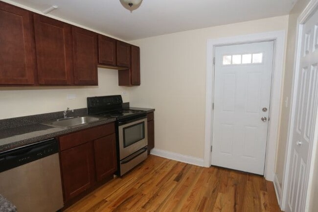 Building Photo - 1133 W Oakdale Ave