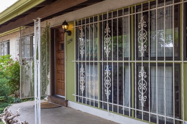 Building Photo - Centrally Located 3 Bedroom 1 Bathroom In ...