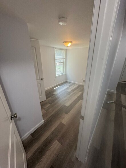 Building Photo - 135-137 Laconia St